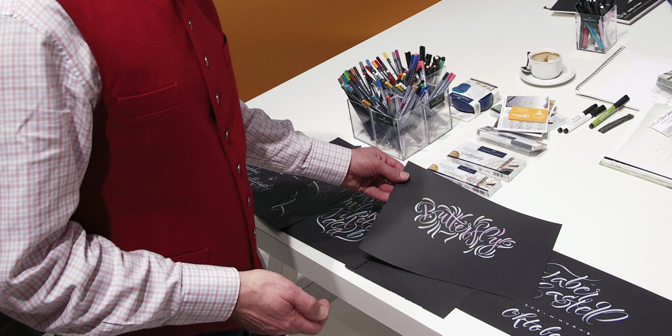 Der Kalligraf Joachim Propfe zeigt hier auf der Insigths-X 2018 in Nürnberg seine Werke