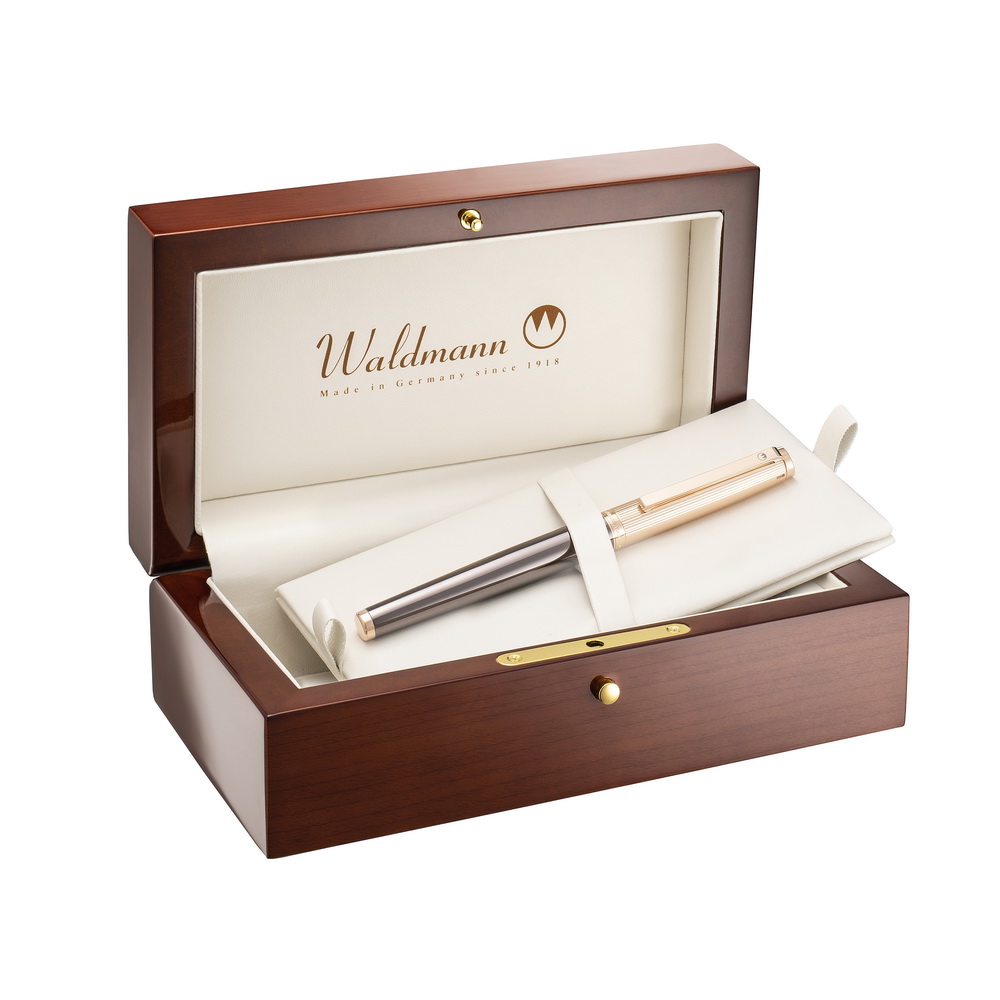 Produktfotos zu Holzboxen von Waldmann.