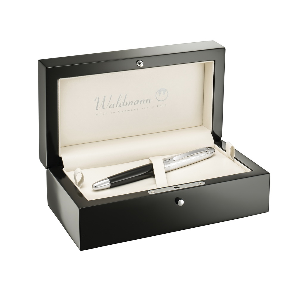 Produktfotos zu Holzboxen von Waldmann. Produktfotos zu Holzboxen von Waldmann.