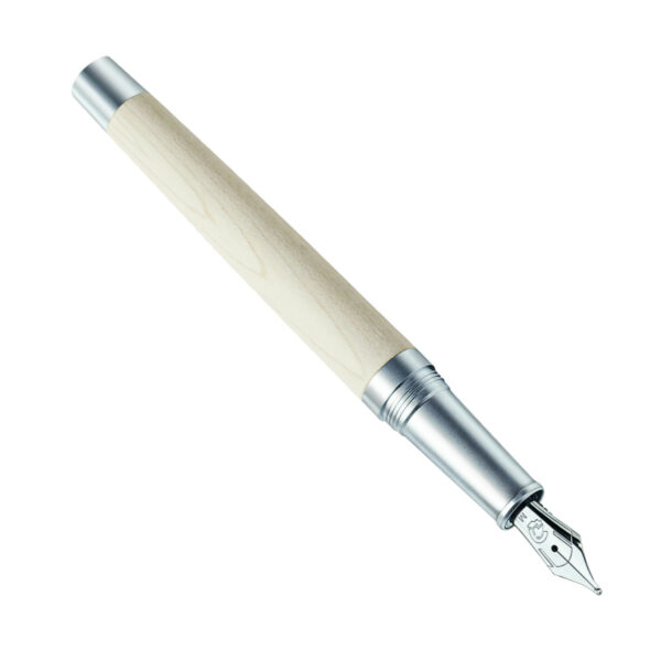 Produktfoto zum Füller Lignum Ahorn von Staedtler bei MiaSkribo (9PM120). / Product photo of the fountain pen Lignum Maple by Staedtler at MiaSkribo (9PM120).