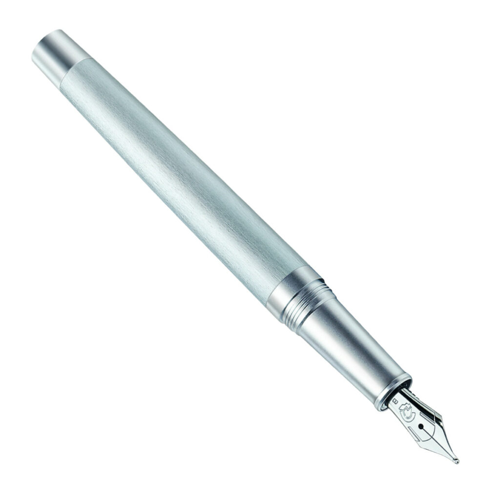 Produktfoto zum Füller Metallum von Staedtler bei MiaSkribo (9PMM140). / Product photo of the Metallum fountain pen by Staedtler at MiaSkribo (9PMM140).