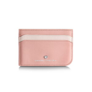 Produktfotos zum Geschenkset Emily in Paris mit Kugelschreiber und Kreditkartenetui in Sentinel Rosa / Product photos of the "Emily in Paris" gift set, featuring a ballpoint pen and a credit card holder in Sentinel Pink (GSHG2321512EIPP)