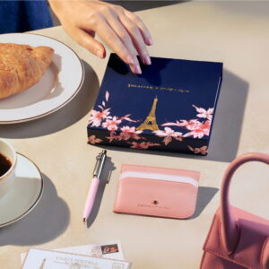 Produktfotos zum Geschenkset Emily in Paris mit Kugelschreiber und Kreditkartenetui in Sentinel Rosa / Product photos of the "Emily in Paris" gift set, featuring a ballpoint pen and a credit card holder in Sentinel Pink (GSHG2321512EIPP)