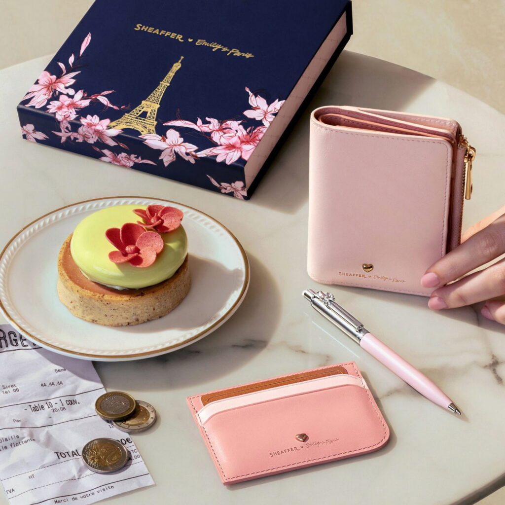 Produktfotos zum Geschenkset Emily in Paris mit Kugelschreiber und Kreditkartenetui in Sentinel Rosa / Product photos of the "Emily in Paris" gift set, featuring a ballpoint pen and a credit card holder in Sentinel Pink (GSHG2321512EIPP)
