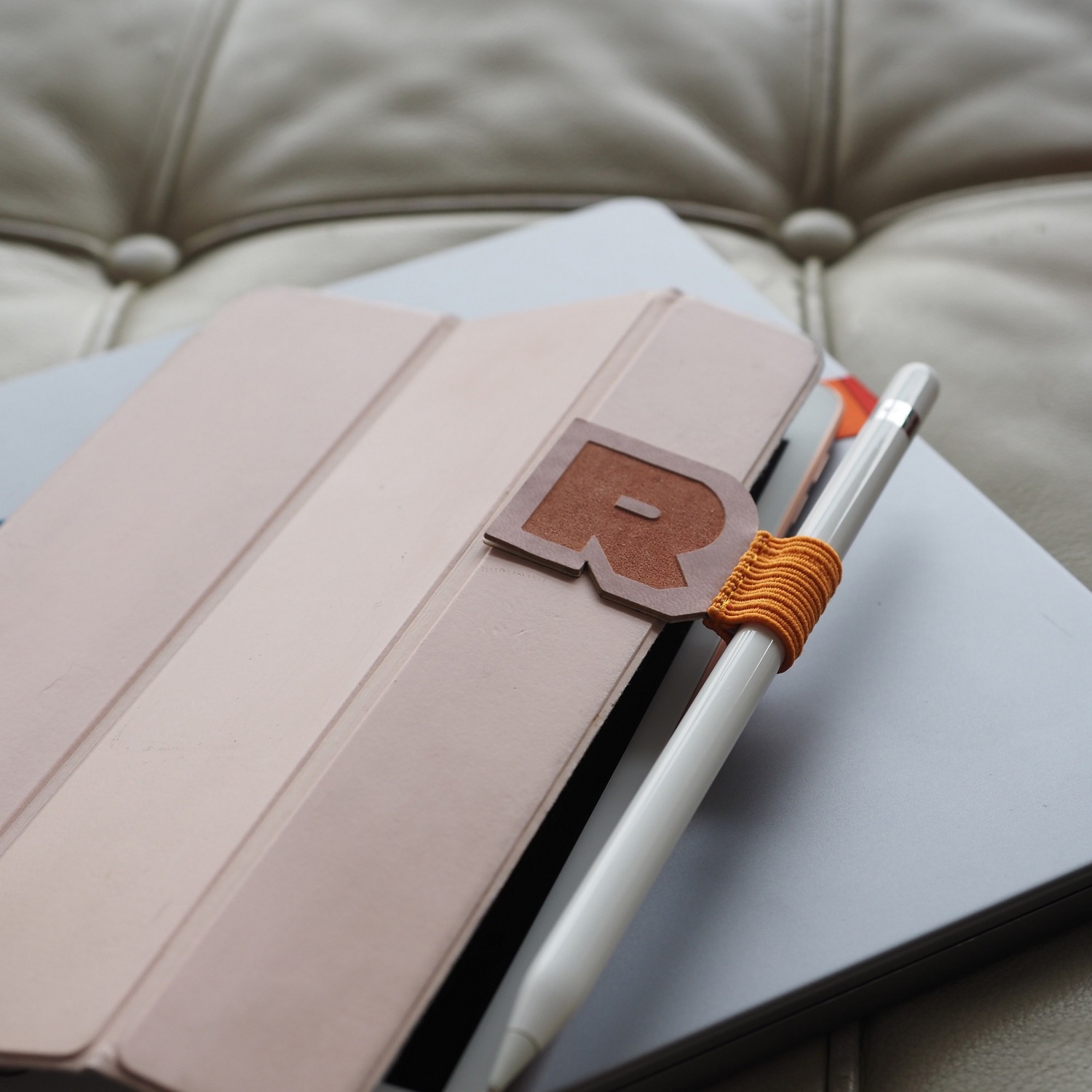 Produktfoto zum Rhodiarama selbsthaftende Stifteschlaufe von Rhodia in der Produkt Variante mohnrot / Product photo for Rhodiarama self-adhesive pen loop from rhodia in product variant mohnrot (RH_194211C)